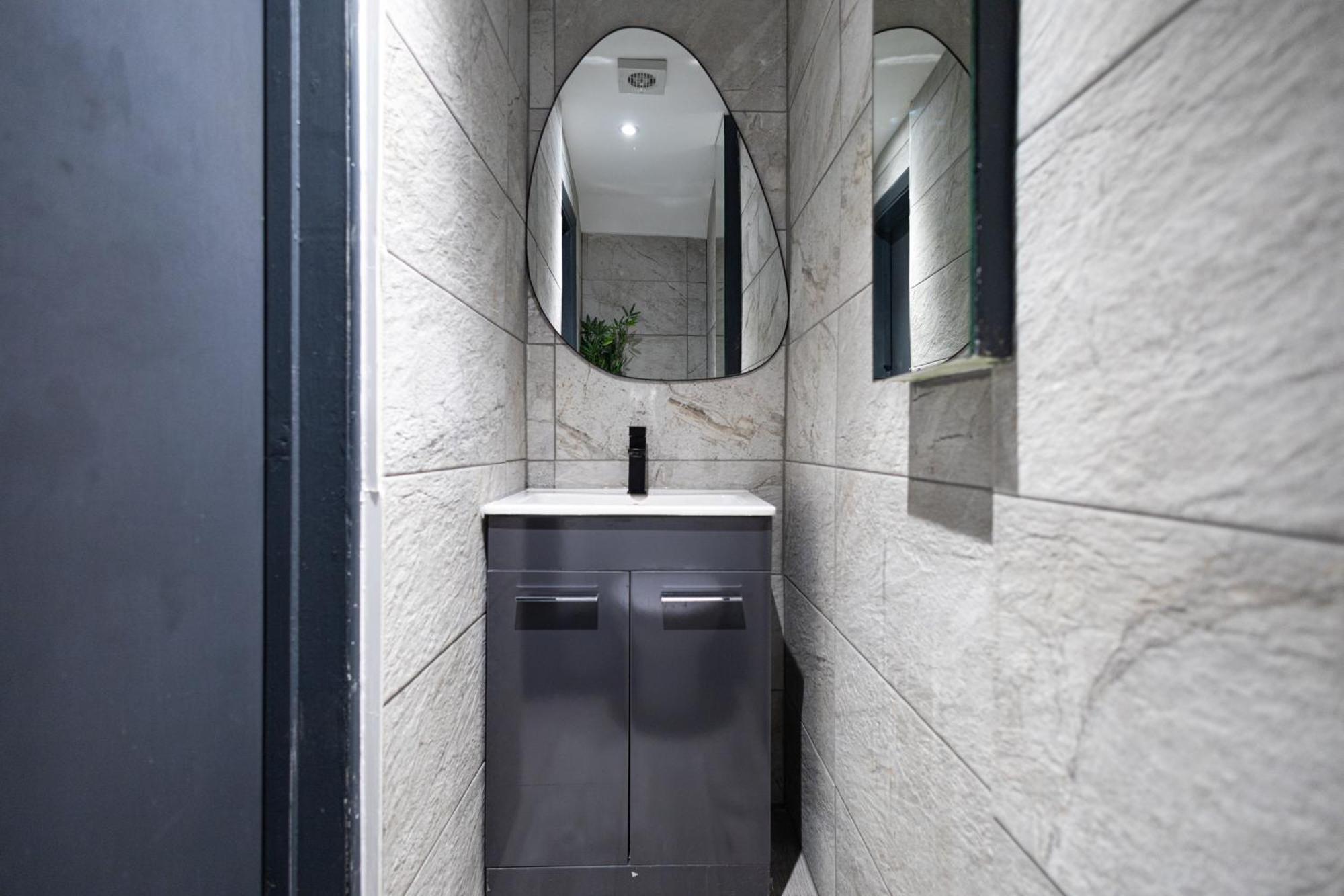 Elegant 1Bedroom Flat With Jacuzzi In A Prime Location London Bagian luar foto