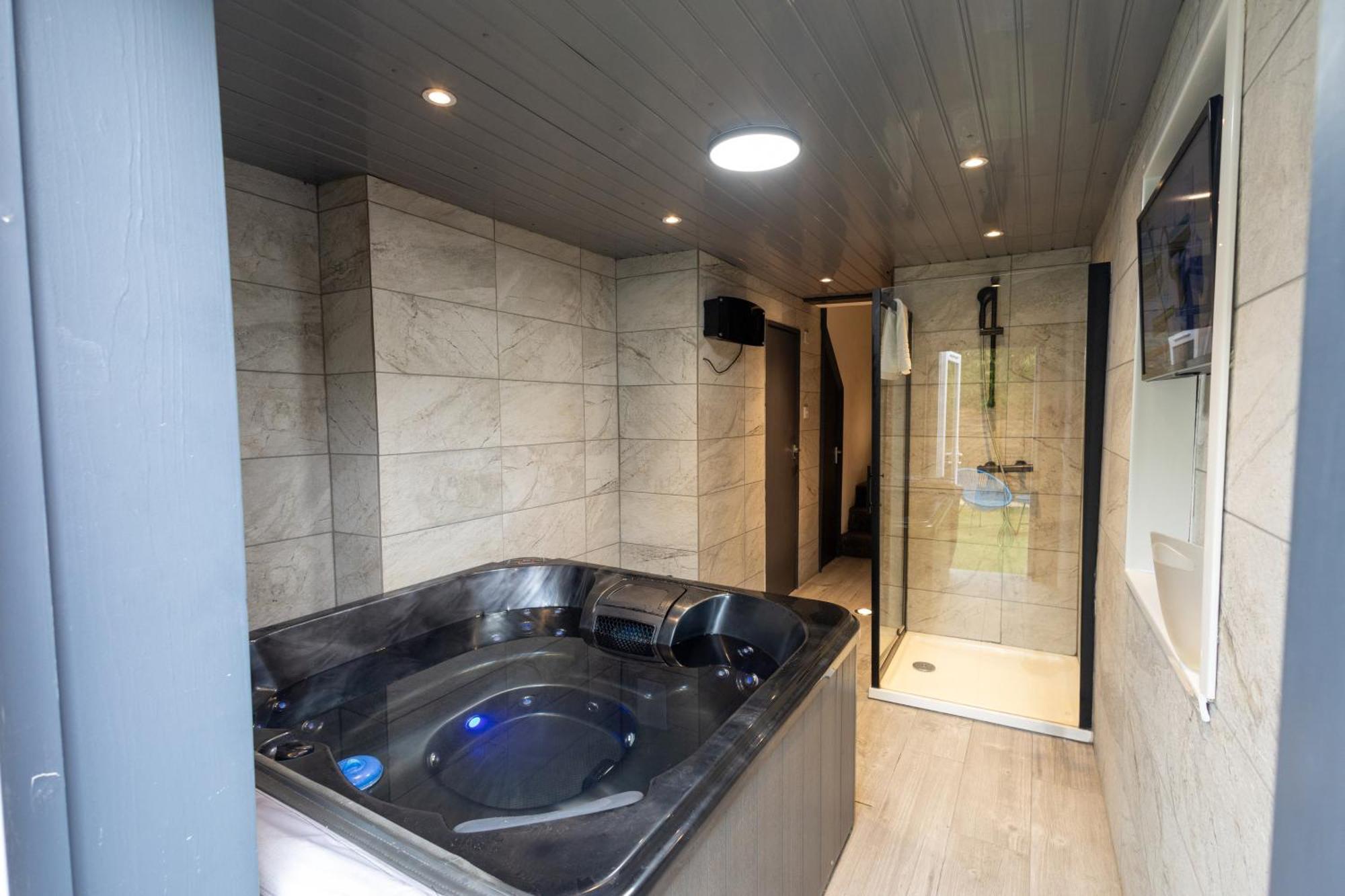 Elegant 1Bedroom Flat With Jacuzzi In A Prime Location London Bagian luar foto