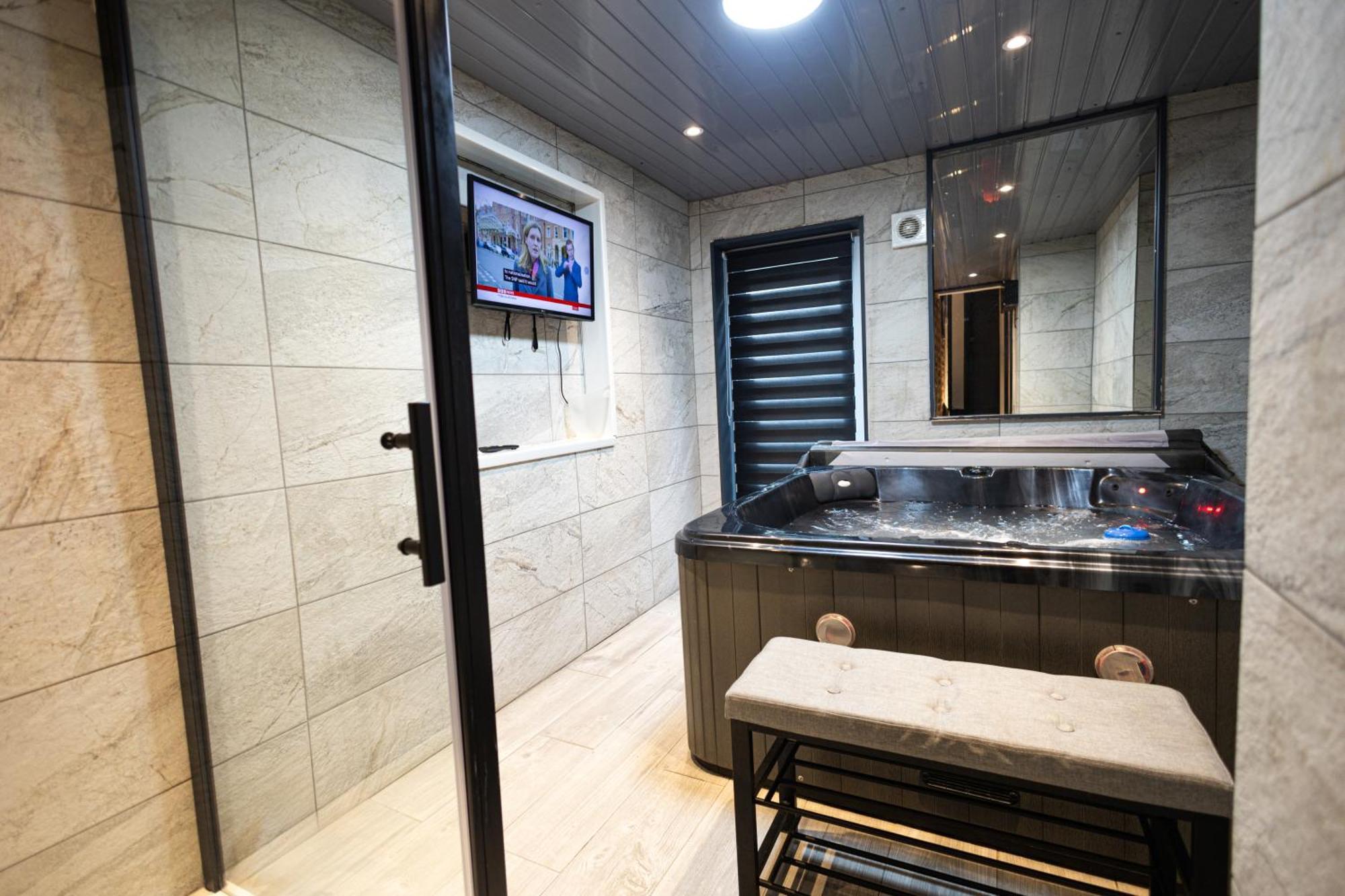 Elegant 1Bedroom Flat With Jacuzzi In A Prime Location London Bagian luar foto
