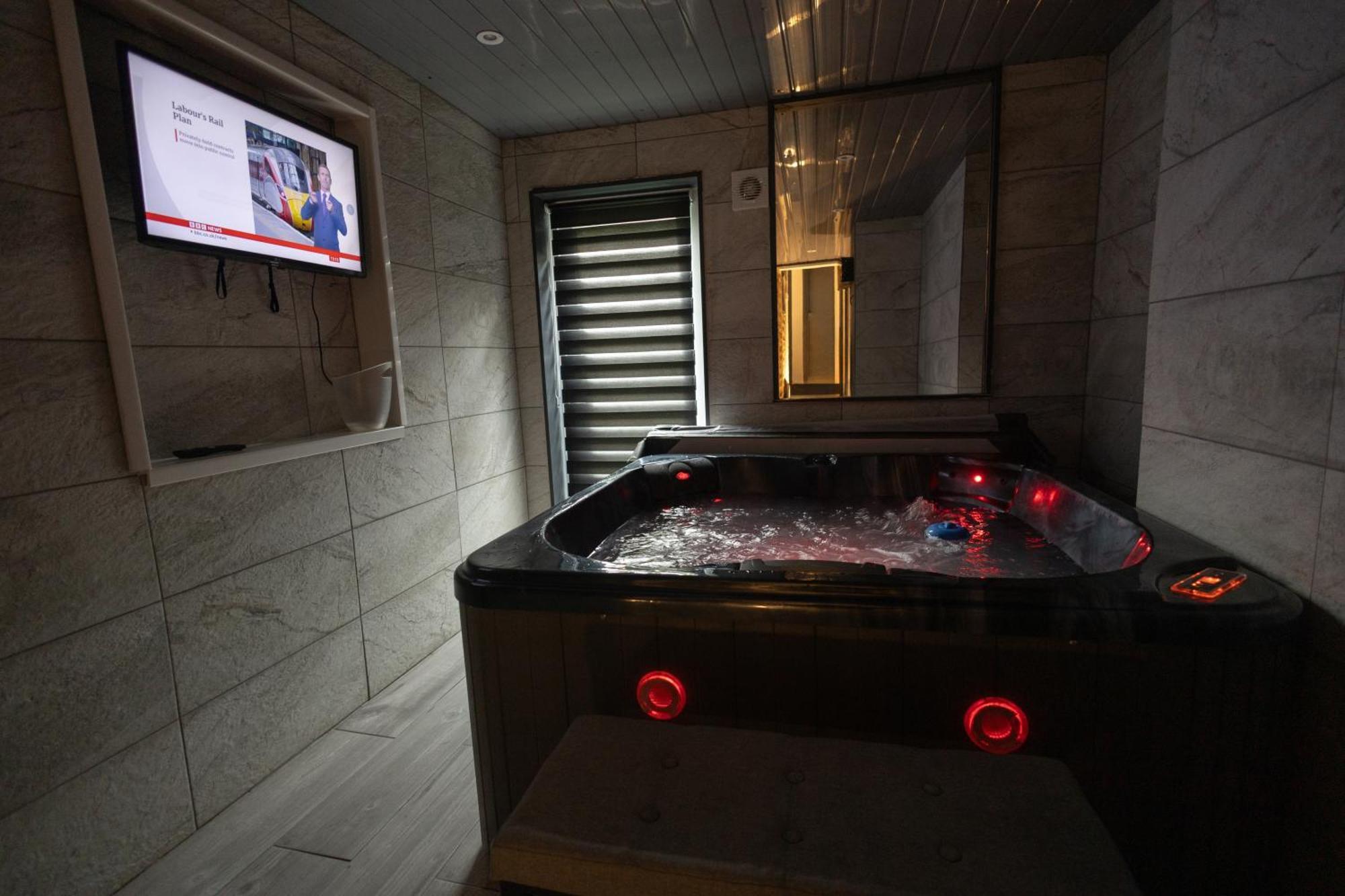 Elegant 1Bedroom Flat With Jacuzzi In A Prime Location London Bagian luar foto
