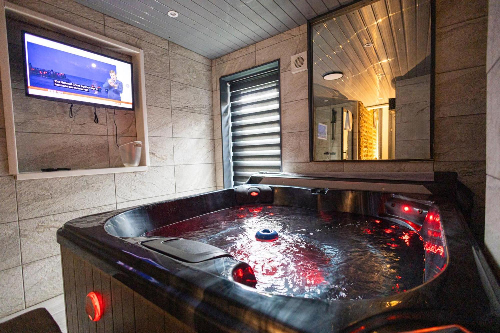 Elegant 1Bedroom Flat With Jacuzzi In A Prime Location London Bagian luar foto