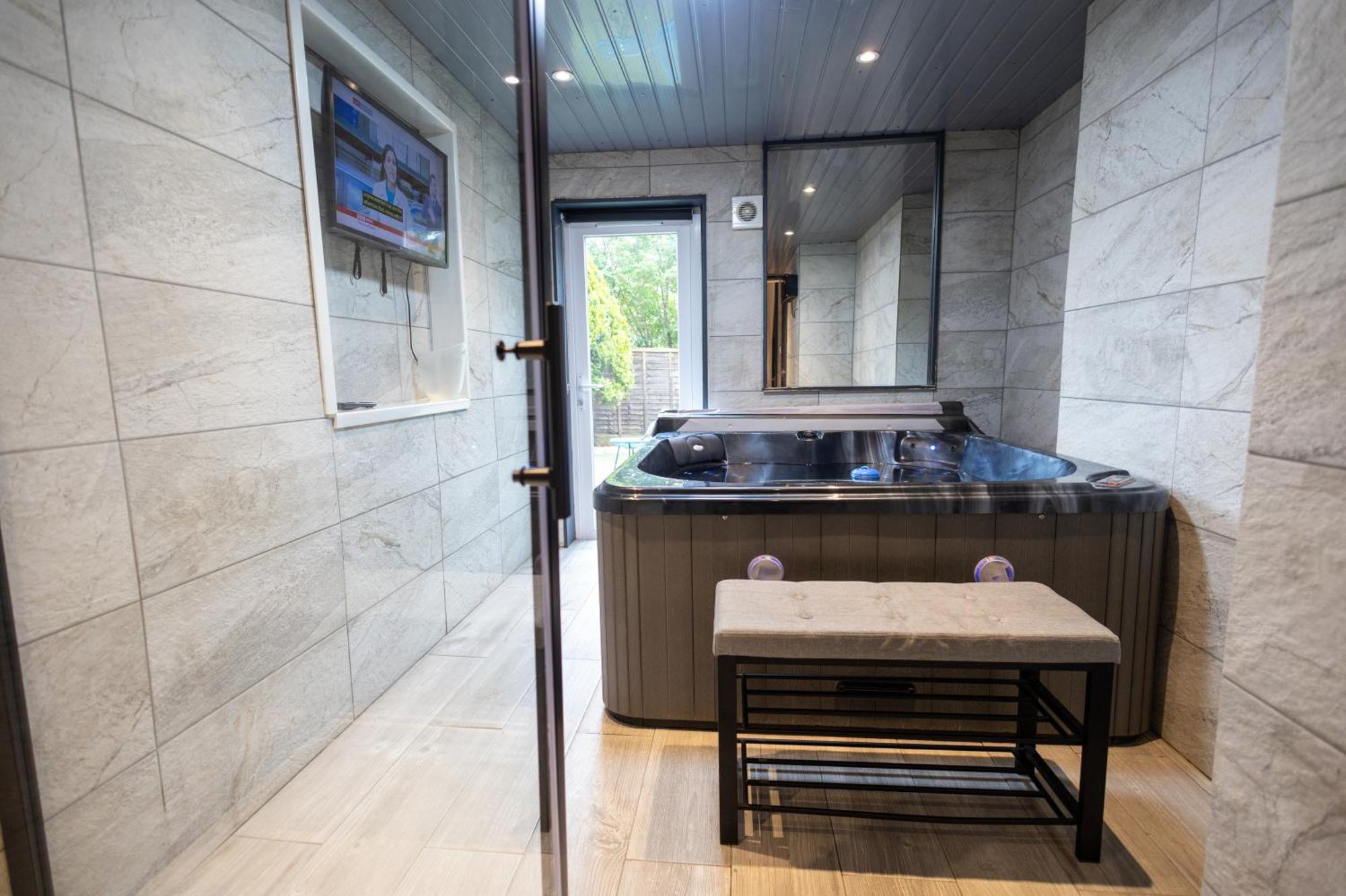 Elegant 1Bedroom Flat With Jacuzzi In A Prime Location London Bagian luar foto
