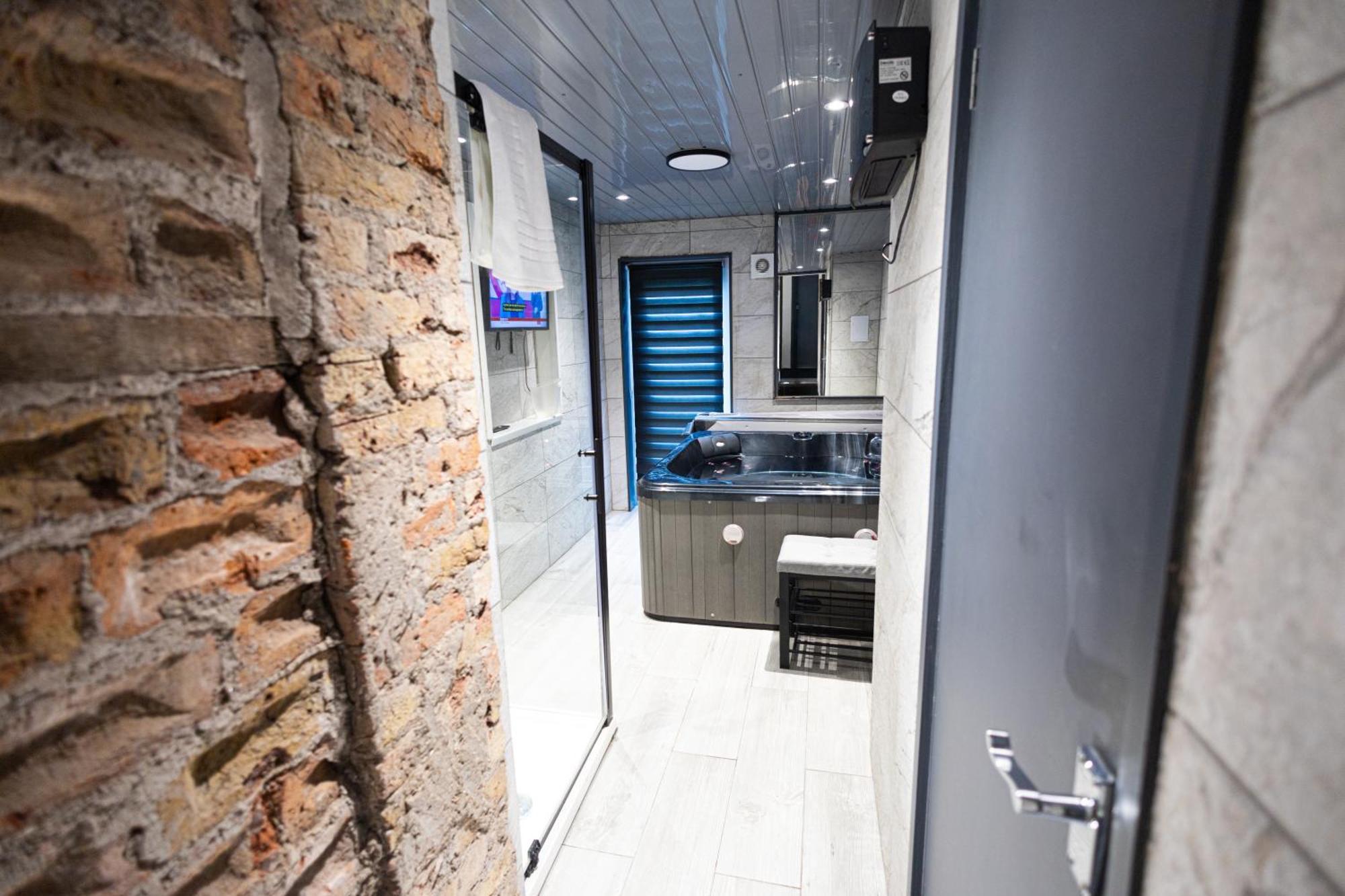 Elegant 1Bedroom Flat With Jacuzzi In A Prime Location London Bagian luar foto