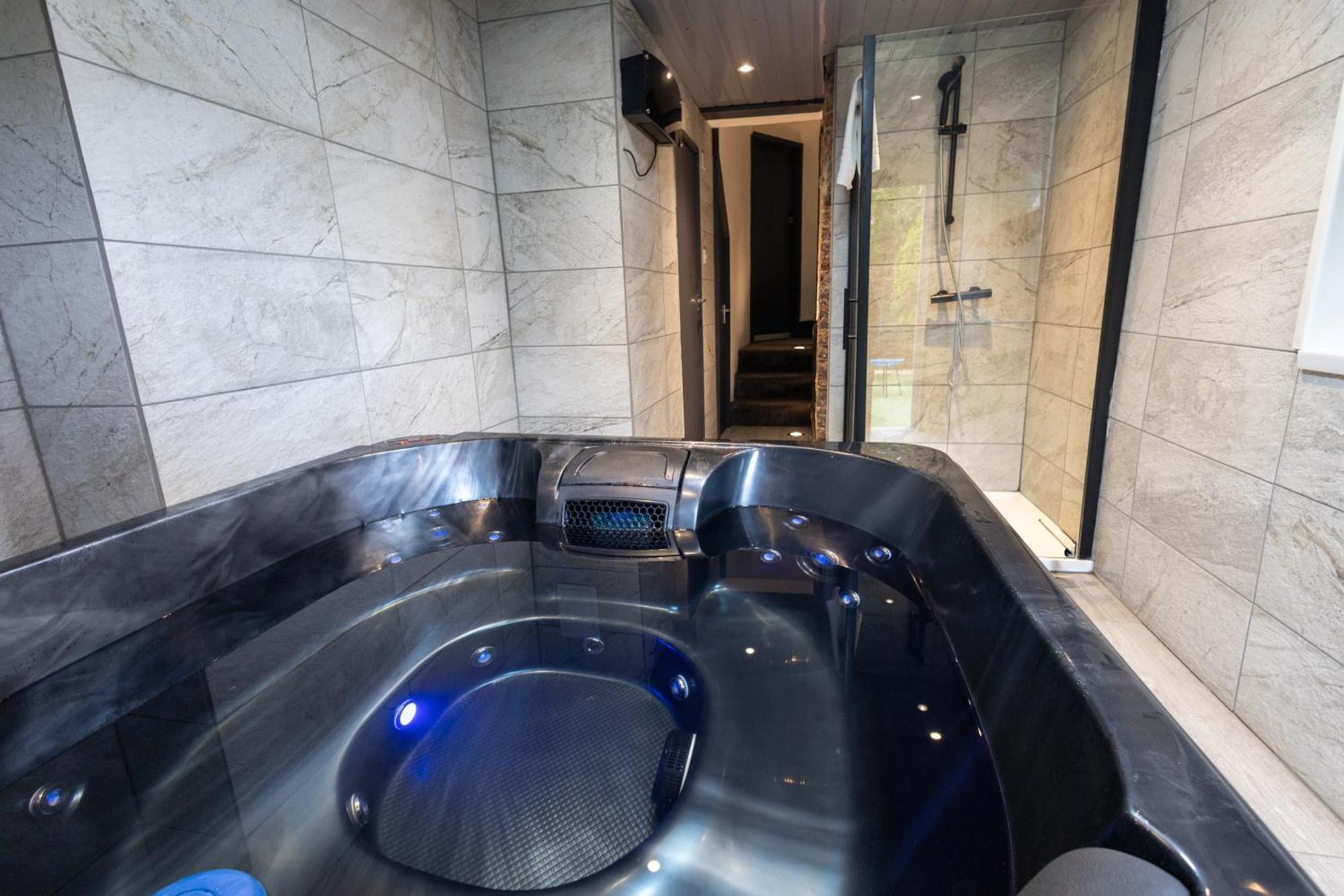 Elegant 1Bedroom Flat With Jacuzzi In A Prime Location London Bagian luar foto